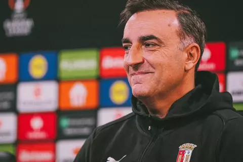  لقبان وتجربة عربية استمرت 4 مباريات.. من هو كارلوس كارفهال المرشح لتدريب الأهلي؟
